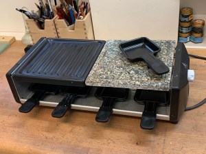 My super-duper thrift store find. Maybe originally intended for fondue? Temperature adjustment dial on the right. The metal and marble plates just above the burner radiate. The little black trays work great for keeping the colours warm above and below.