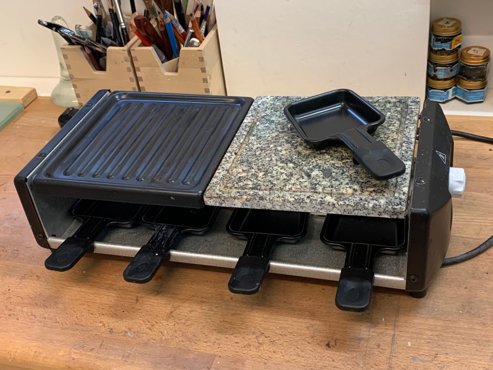My super-duper thrift store find. Maybe originally intended for fondue? Temperature adjustment dial on the right. The metal and marble plates just above the burner radiate. The little black trays work great for keeping the colours warm above and below.